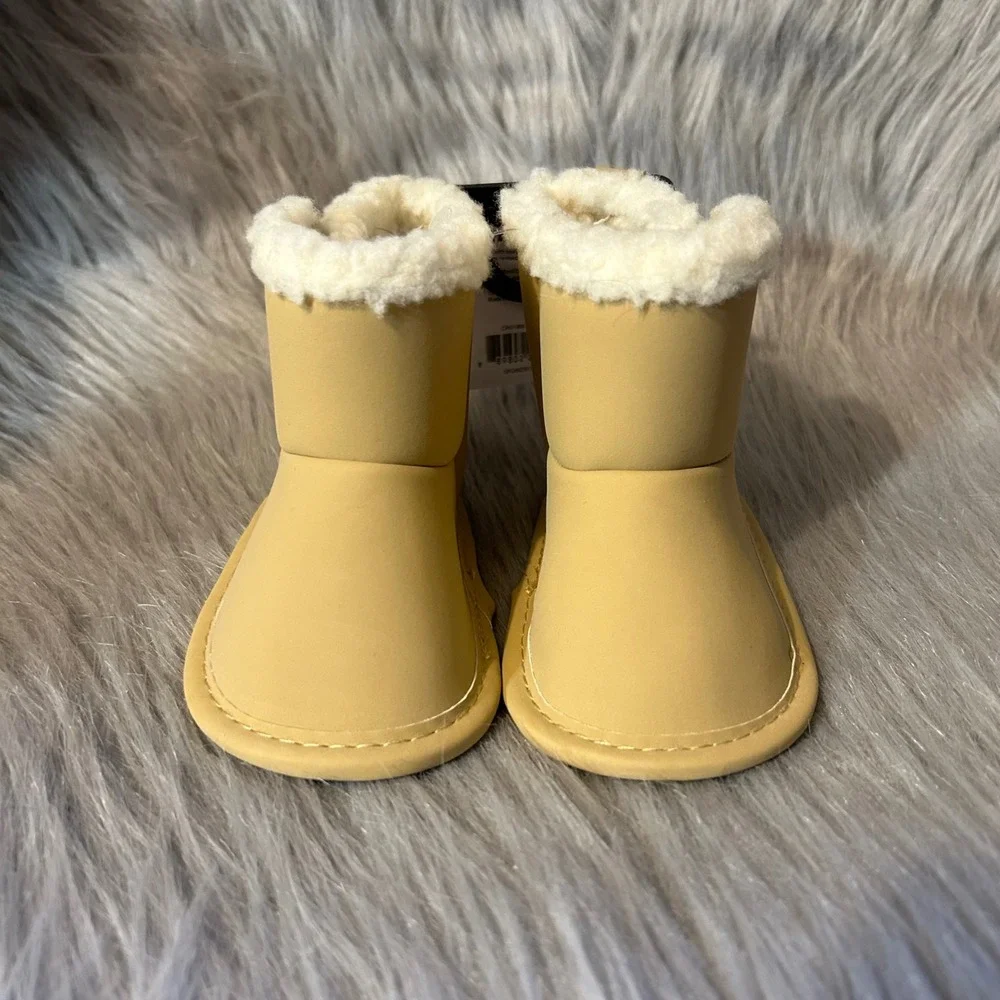 Carter's Child Of‎ Mine Crib Shoes Baby's Size 3-6 Months Beige Boots Booties